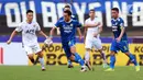 Pemain Persib Bandung Ezra Walian saat melawan Persik Kediri pada laga BRI Liga 1 2022/2023 di Stadion Pakansari, Bogor, Jawa Barat, Rabu (8/3/2023). Persik Kediri mengalahkan Persib Bandung dengan skor 2-0. (Bola.com/M. Iqbal Ichsan)