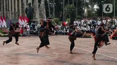 Penari Reog Ponorogo melakukan performance art saat Parade dan Apel Pancasila Sakti di kawasan Tugu Proklamasi, Jakarta Pusat, Minggu (1/10/2023). Kegiatan menyambut Hari Kesaktian Pancasila ini dipimpin Ketua Umum DPP PKB Abdul Muhaimin Iskandar (Gus Imin). (merdeka.com/Arie Basuki)