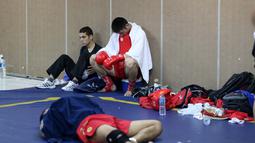 Atlet Wushu Asal China, bersantai sejenak sebelum bertanding pada Cabang Sanda Kejuaraan Dunia Wushu 2015 di Istora, Senayan, Jakarta,Rabu (18/11/2015). (Bola.com/Nicklas Hanoatubun)
