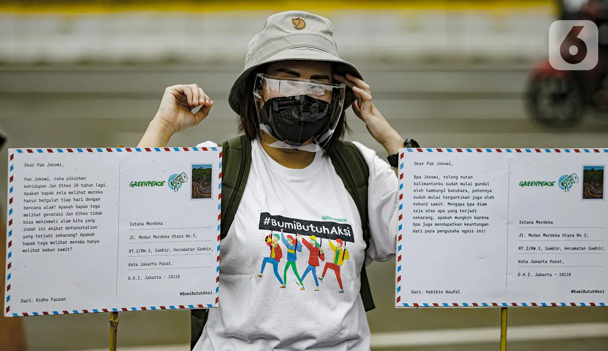 Aktivis Greenpeace melakukan aksi mengantarkan 1000 kartu pos dari masyarakat kepada Presiden Joko Widodo di kawasan Monumen Patung Kuda, Jakarta, Rabu (10/11/2021). Kartu pos itu berisikan agar pemerintah melihat dampak perubahan iklim terhadap ekosistem di sekitar. (Liputan6.com/Faizal Fanani)