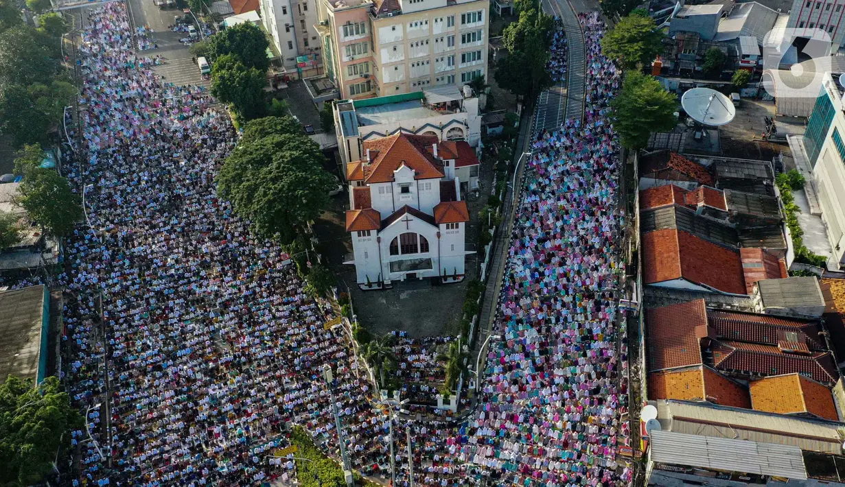 Foto udara memperlihatkan situasi saat umat Islam melaksanakan Salat Idul Fitri 1445 H di kawasan Jatinegara, Jakarta Timur, Sabtu (10/4/2024). (Liputan6.com/Angga Yuniar)