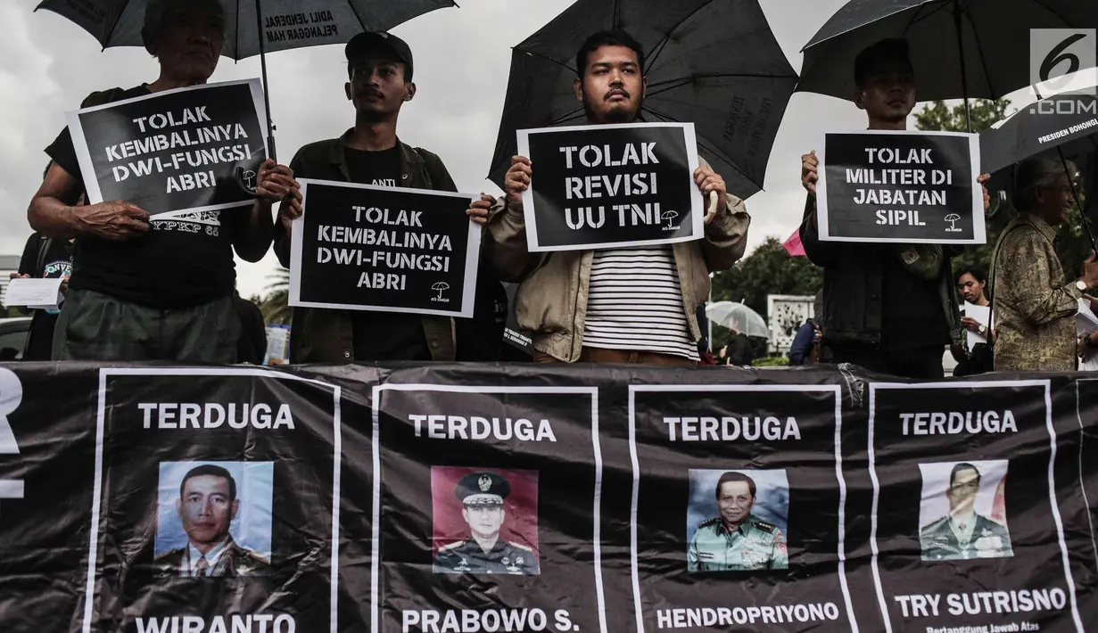 Aktivis Jaringan Solidaritas Korban untuk Keadilan (JSKK) menyuarakan tuntutan saat menggelar aksi Kamisan ke-575 di depan Istana Merdeka, Jakarta, Kamis (21/2). Aktivis menolak kembalinya militer untuk menduduki jabatan sipil. (Liputan6.com/FaizalFanani)