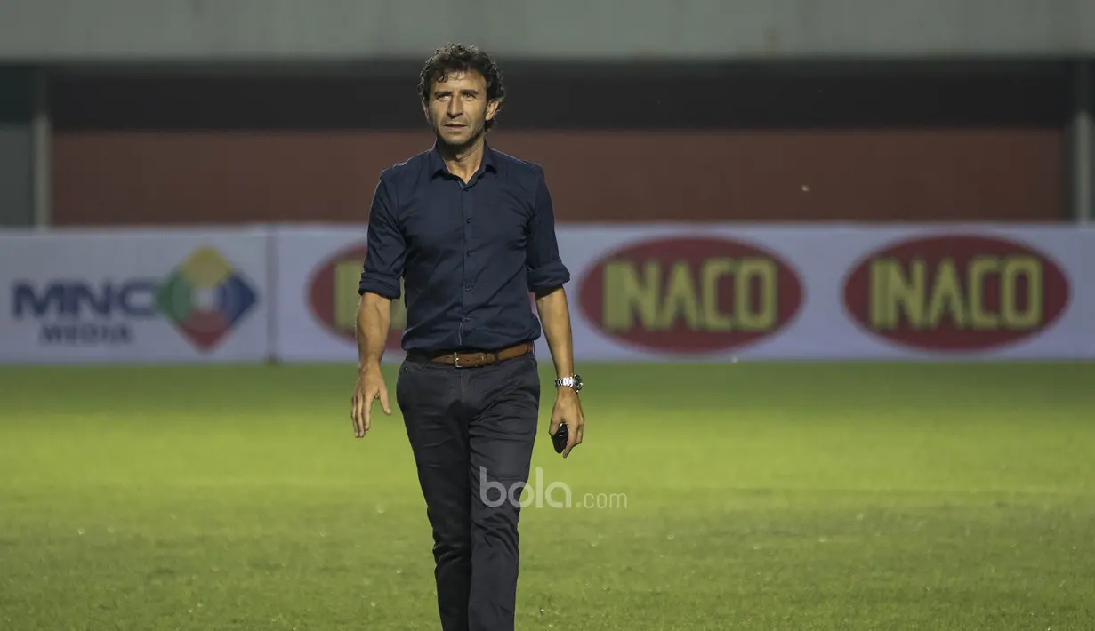 Setibanya di Stadion Maguwoharjo, Luis Milla langsung mengecek kondisi lapangan dan sempat meminta petugas untuk menyemprot rumput. (Bola.com/Vitalis Yogi Trisna)
