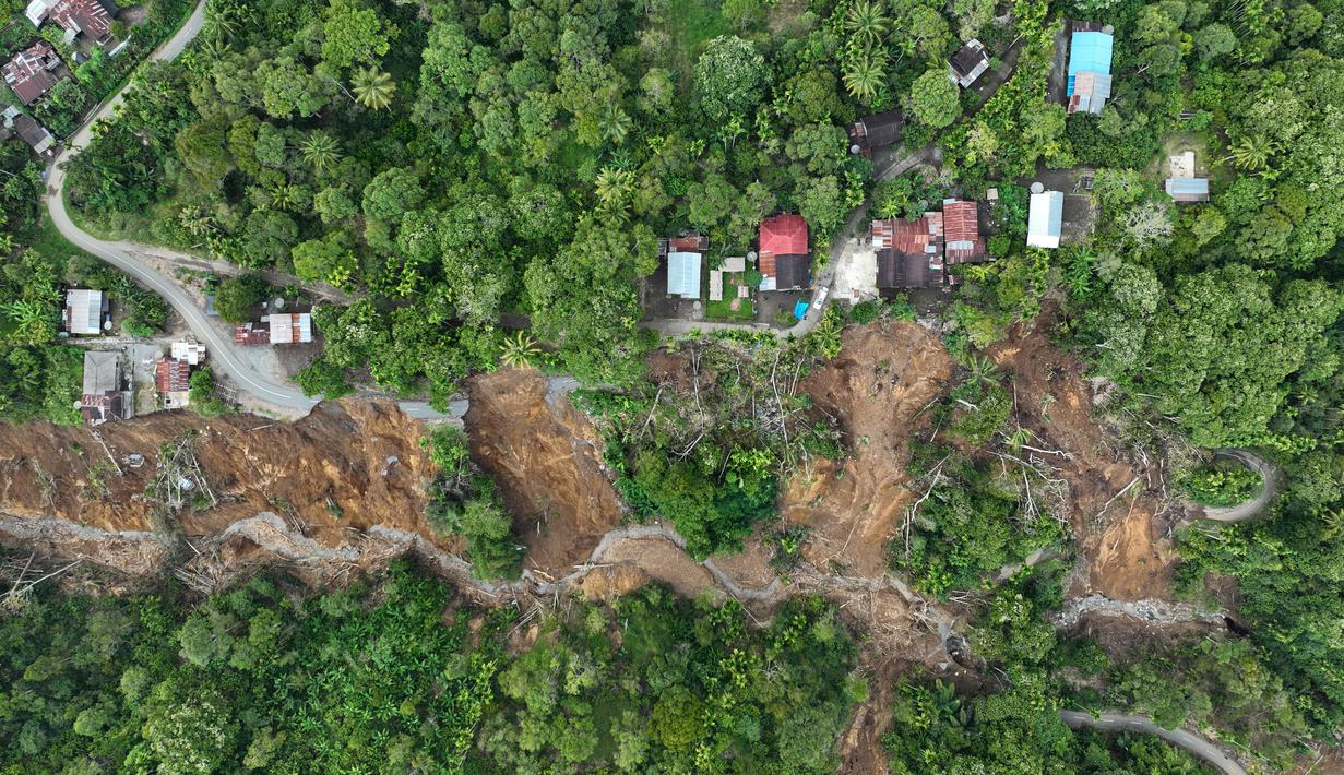 Foto udara yang diambil menggunakan drone ini menunjukkan wilayah yang terdampak longsor di Bener Meriah, Provinsi Aceh, Rabu 3 Desember 2025. Tim gabungan pemerintah daerah terus melakukan operasi pembukaan jalur darat di wilayah yang terdampak longsor di Kabupaten Bener Meriah, Provinsi Aceh. (AP Photo/Syahrul Rizal)
