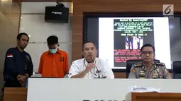 Wadir Tipidsiber Bareskrim Polri, Kombes Asep Safrudin (kedua kanan) memberi keterangan terkait peretasan situs Kemendagri jelang rilis di Mabes Polri, Jakarta, Jumat (27/9/2019). DirTipidsiber Bareskrim Polri mengungkap tersangka peretasan situs Kemendagri. (Liputan6.com/Helmi Fithriansyah)