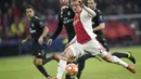 Aksi gelandang Ajax, Kasper Dolberg pada leg 1, 16 besar Liga Champions yang berlangsung di stadion Amsterdam Arena, Amsterdam, Kamis (14/2). Ajax kalah 1-2 kontra Real Madrid (AFP/Emmanuel Dunand)