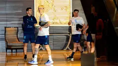 Pemain Timnas Argentina, Alejandro Garnacho (tengah) dan Julian Alvarez (kanan) saat tiba di hotel setelah menjalani latihan di Stadion Utama Gelora Bung Karno, Jakarta, Sabtu (17/6/2023). (Bola.com/Bagaskara Lazuardi)
