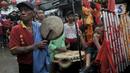 Iringan musik tradisional Tionghoa saat perayaan Cap Go Meh Tahun Baru Imlek 2571 di Jatinegara, Jakarta, Minggu (9/2/2020). Meski hujan, perayaan Cap Go Meh berlangsung meriah dengan atraksi barongsai dan liong serta arakan dewa-dewa mengelilingi kawasan Jatinegara. (merdeka.com/Iqbal S Nugroho)