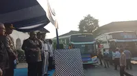 Gubernur Jawa Barat Ahmad Heryawan atau Aher melepas 130 unit bus dalam program mudik gratis tahun 2018, di Gedung Sate, Sabtu, 9 Juni 2018.