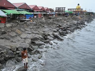 Seorang pria berdiri di pinggir laut di Sittwe di negara bagian Rakhine Myanmar pada 13 Mei 2023, menjelang pendaratan Topan Mocha. (AFP/Sai Aung Main)