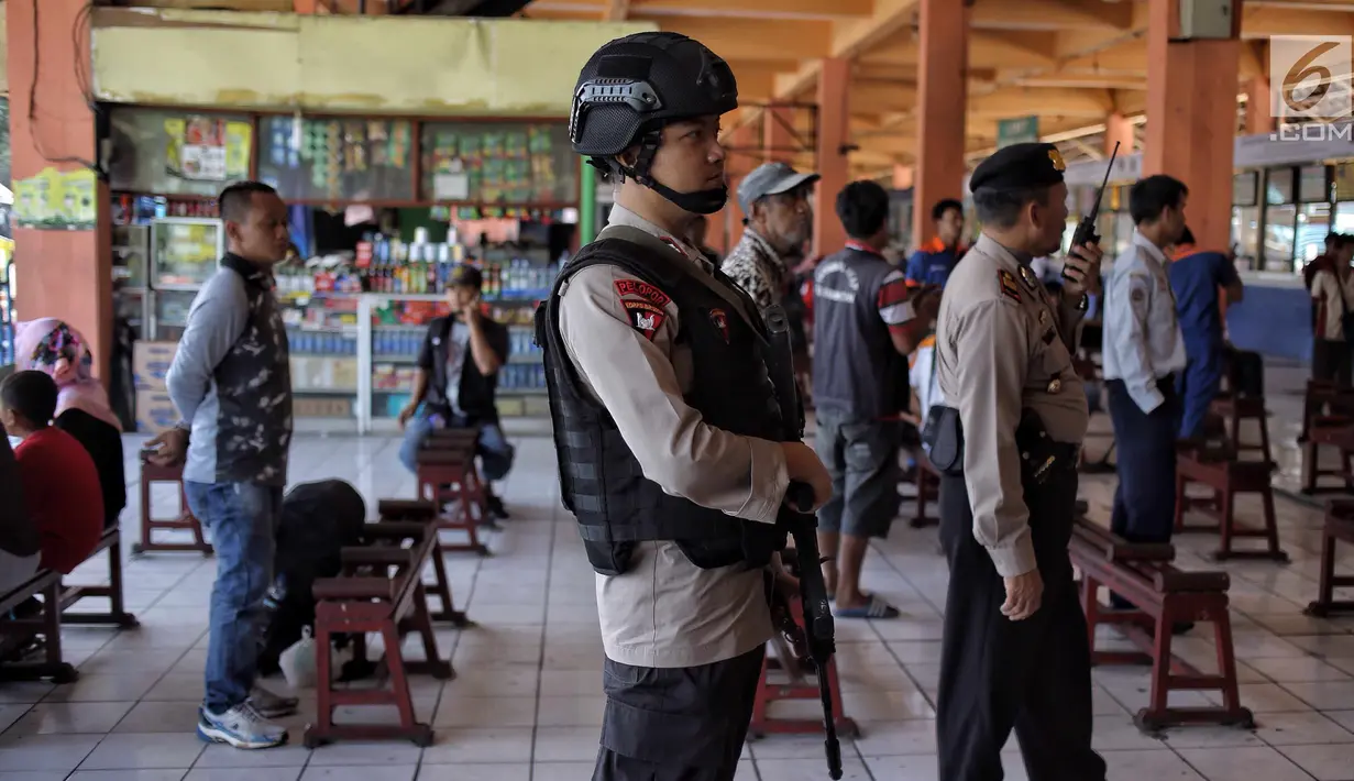 Suasana ketika pasukan Brimob Polda Metro Jaya bersenjata lengkap berjaga  di Terminal Kampung Rambutan, Jakarta, Selasa (19/6). Penjagaan dilakukan untuk memberi rasa aman kepada pemudik pada arus balik Lebaran 2018. (Liputan6.com/Faizal Fanani)