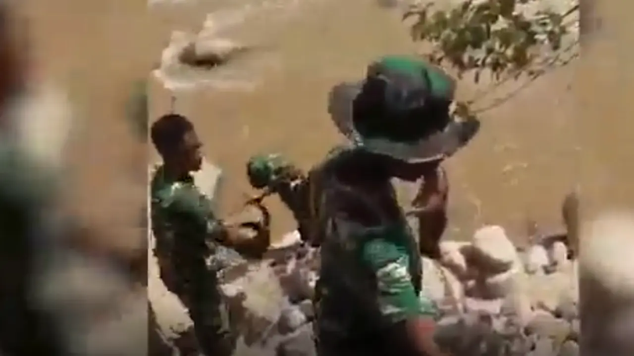 Potret TNI Angkut Ember untuk Bangun Jembatan