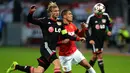 Gelandang Bayer Leverkusen Simon Rolfes (kiri) duel dengan bek Manchester United Chris Smalling pada pertandingan sepak  Liga Champions Grup A antara Bayern Leverkusen vs Manchester United di Leverkusen, Jerman Barat (281113). (AFP/Patrik Stollarz)
