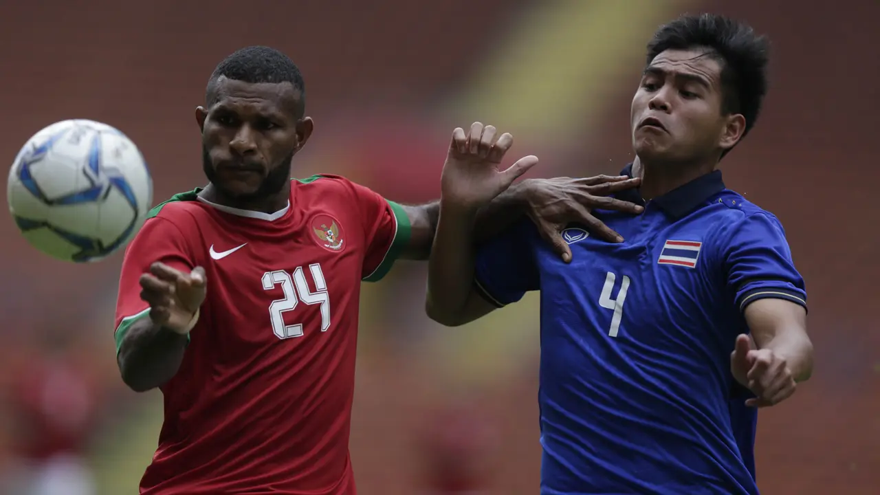 Striker Marinus Manewar berduel dengan bek Thailand saat Timnas Indonesia U-22 bermain imbang 1-1 melawan Thailand di babak penyisihan Grup B SEA Games 2017, Selasa (15/8/2017). (Bola.com/Vitalis Yogi Trisna)