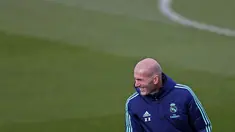 Pelatih Real Madrid, Zidane tersenyum saat sesi latihan di Valdebebas di Madrid, Spanyol (5/11/2019). Real Madrid akan melawan wakil Turki, Galatasaray pada Grup A Liga Champions di Estadio Santiago Bernabeu. (AP Photo/Manu Fernandez)