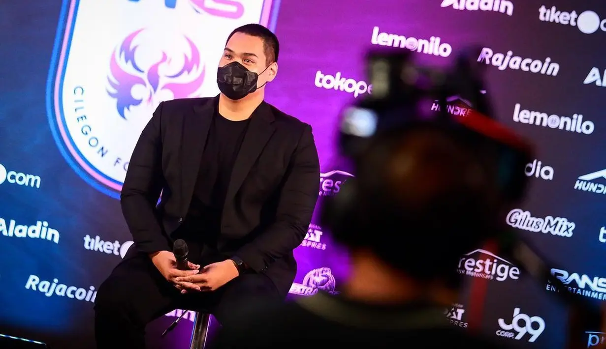 Menarik untuk menyimak pilihan gaya Dito Ariotedjo. Outfit-outfit kece membuatnya selalu tampil muda. Seperti terlihat dalam foto ini, Dito mengenakan setelan jas dan celana, serta kaus serba hitam polos, gaya kasual yang tidak akan pernah terlihat salah. Foto: Instagram.