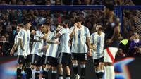 Pemain Timnas Argentina merayakan gol yang dicetak oleh Lautaro Martinez ke gawang Peru dalam laga Kualifikasi Piala Dunia 2026 zona Amerika Selatan yang berlangsung di Stadion Alberto José Armando, Buenos Aires, Rabu (20/11/2024) pagi WIB. (ALEJANDRO PAGNI / AFP)