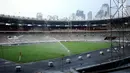 Kondisi lapangan saat tes penyiraman di sela-sela renovasi Stadion Utama Gelora Bung Karno, Jakarta, Selasa (8/8). Hingga saat ini, renovasi telah mencapai sekitar 80% dan ditargetkan rampung pada akhir 2017. (Liputan6.com/Helmi Fithriansyah)