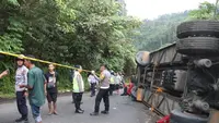 Bus ALS terbalik di Malalak, Agam, Senin (15/4/2024). (Liputan6.com/ ist)