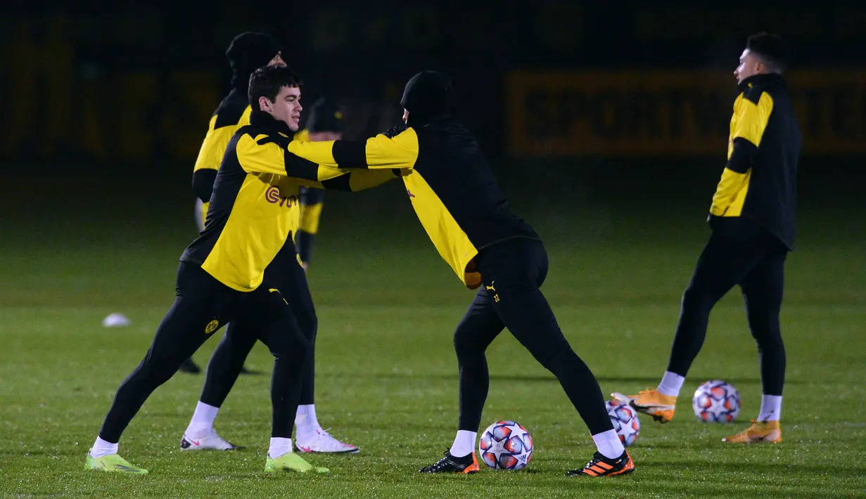 Pemain Borussia Dortmund, Giovanni Reyna (kiri) dan Jude Bellingham melakukan pemanasan saat sesi latihan menjelang pertandingan grup F Liga Champions UEFA kontra Lazio di Dortmund, Jerman barat, Selasa (1/12/2020). Dortmund vs Lazio akan berlangsung pada Kamis (3/12) dinihari WIB. (UWE KRAFT/AFP)
