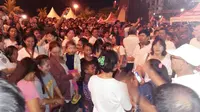 Pendukung Ahok mengganti aksi bakar lilin di Anjungan Pantai Losari, Makassar, dengan bernyanyi lagu nasional. (Liputan6.com/Eka Hakim)