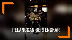 Rekaman tiga pelanggan Starbucks bertengkar saat antre membeli cangkir edisi terbatas. Pertengkaran tersebut dilerai petugas setelah berlangsung selama 2 menit.