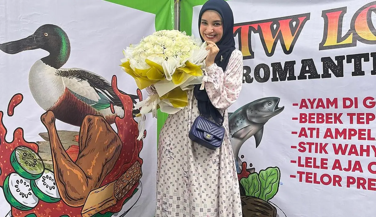 "Mau di tempat mewah ataupun sederhana, kalau makannya sama kamu, tetap aja rasanya sama," katanya. "Istimewa". [Foto: Instagram/shireensungkar]