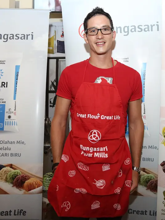 “Saya suka masak, tapi kalau baking itu jarang sekali. Kalau baking itu kalau ada acara khusus saja atau mau kasih kepada orang spesial,” kata Mike Lewis. (Bambang E Ros/Bintang.com)