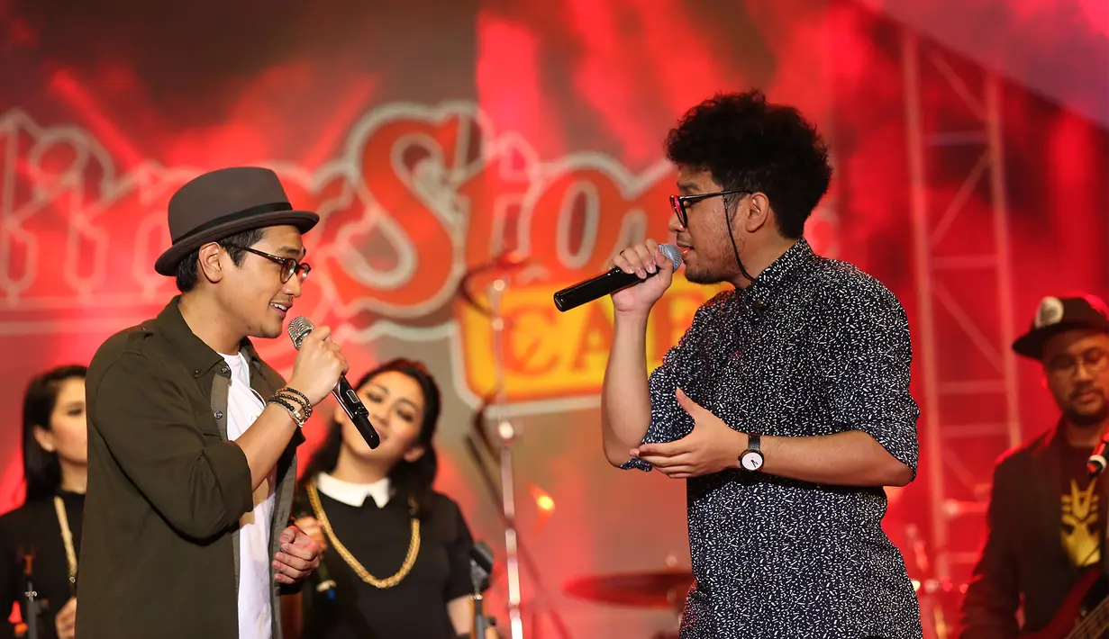 Tak ketinggalan Kunto Aji membawakan lagu 'Ekspektasi' dan 'Terlalu Lama Sendiri'. Lagu terakhirnya ini mengingatkan Kunto saat ditolak. Dikatakan tidak laku. Ia tidak menyerah, sampai akhirnya lagu ini disukai oleh pecinta musik.(Andy Masela/Bintang.com)
