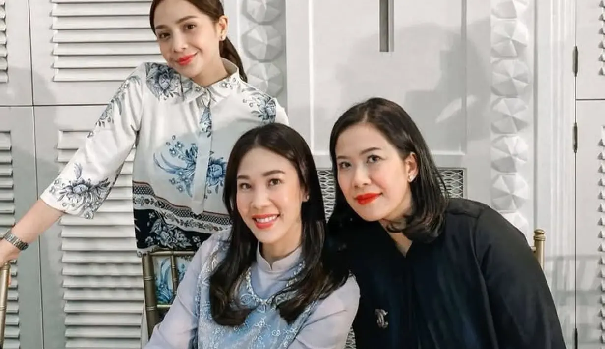 Nagita Slavina juga tak pernah absen hadir di acara geng cendol. Nagita tampil mengenakan dress warna dasar putih corak floral biru dengan aksen kerah dan lengan 3/4. [@drfeninugraha.spgk]
