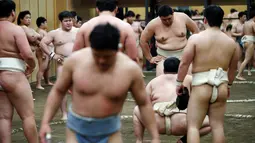 Sejumlah mahasiswa saat bersiap berlatih sumo di klub gulat Sumo Nippon Sports Science University di Tokyo, Jepang (20/5/2019). (Reuters/Issei Kato)