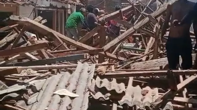 Reruntuhan rumah warga yang terkena ledakan mercon di Situbondo.