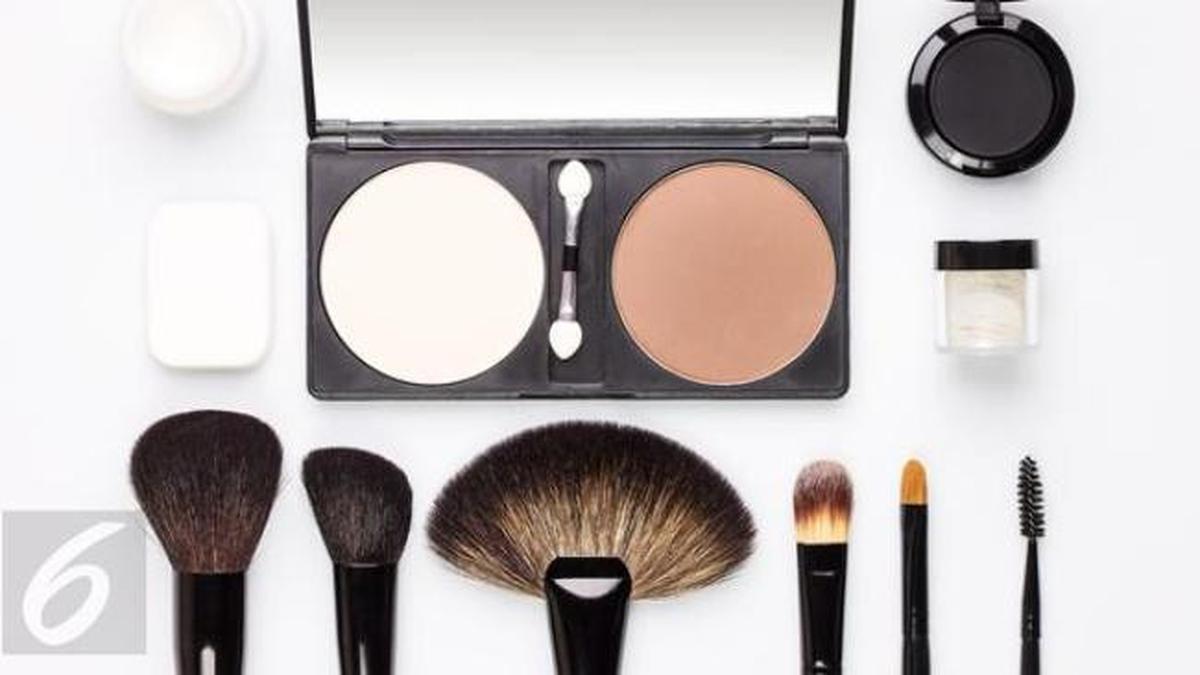 Coba Tester Makeup? Ini Cara Aman Menggunakannya