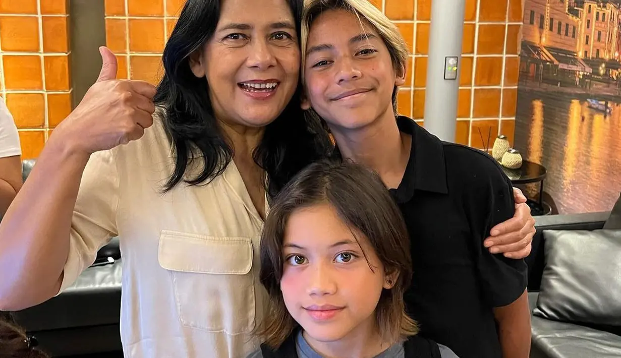 Tidak ada yang menyangkal bahwa Lydia Kandou termasuk deretan seleb Indo yang awet muda. Terlihat di sini ia berpose bersama cucu-cucunya dari Nana Mirdad dan Andrew White dengan atasan double breasted berwarna netral dan rambutnya hitamnya yang sukses menambah kesan ia seperti tak pernah menua.