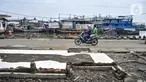Warga melintasi bekas lokasi warung makan pasca direlokasi di Pelabuhan Kali Adem, Muara Angke, Jakarta Utara, Senin (13/6/2022). Pengelola Pelabuhan Kali Adem merelokasi sebanyak 56 pedagang yang sebelumnya menempati dermaga ke lokasi baru. (merdeka.com/Iqbal S Nugroho)