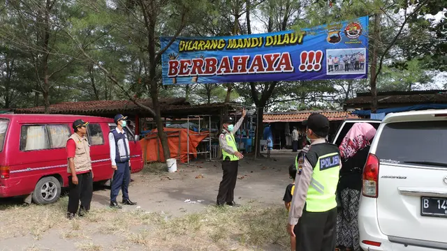 Kepolisian Kebumen memasang spanduk dan pengumuman larangan mandi di pantai wisata. (Foto: Liputan6.com/Polres Kebumen/Muhamad Ridlo)