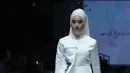 Seorang model membawakan busana Wardah Cosmetik  rancangan Zaskia Sungkar  pada hari kedua Jakarta Fashion Week (JFW) 2016 di Senayan city, Jakarta, Minggu (25/10/2015). Wardah Cosmetics terpilih sebagai Official JFW 2016. (Liputan6.com/Herman Zakharia)