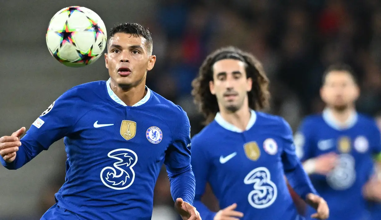 Bek Chelsea, Thiago Silva mengontrol bola saat menghadapi RB Salzburg dalam laga fase Grup E Liga Champions 2022/2023 di Salzburg, Austria (25/10/2022). Thiago Silva menjadi pemain tertua kelima di fase grup Liga Champions 2022/2023 saat diturunkan Chelsea menghadapi Dinamo Zagreb (2/11/2022) ia telah berusia 38 tahun, 1 bulan dan 11 hari. (AFP/Joe Klamar)