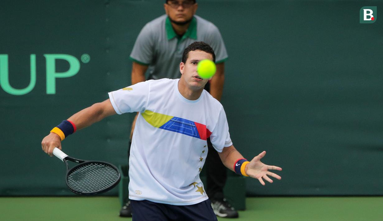 Pada set kedua, giliran Luiz David Martinez yang mampu mencuri game pertama. (Bola.com/Bagaskara Lazuardi)