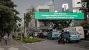 Sejumlah kendaraan melintasi rambu elektronik yang berada di Jalan Sudirman, Jakarta, Kamis (28/3). Dinas Perhubungan DKI Jakarta berencana menambah pemasangan rambu elektronik di sejumlah ruas jalan Ibu Kota. (Liputan6.com/Faizal Fanani)