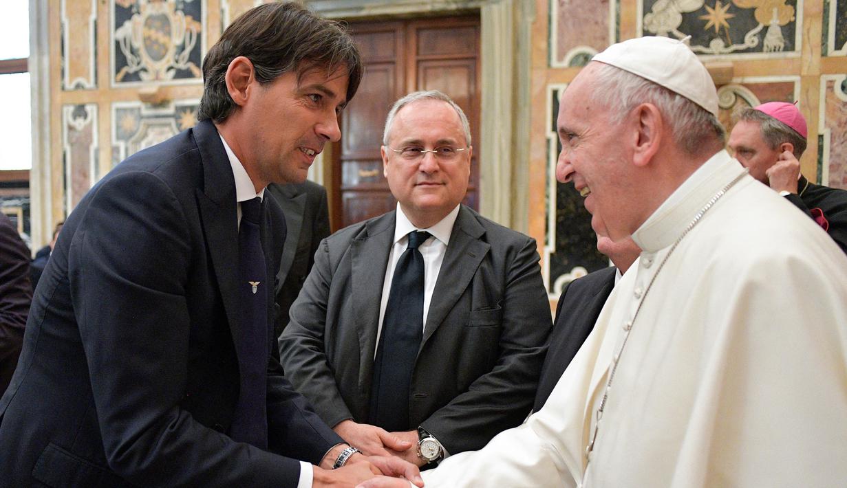 Paus Fransiskus (kanan) menyalami pemain Lazio, Simone Inzaghi di akhir audiensi dengan pemain Juventus dan Lazio pada malam menjelang final Piala Tim pada 16 Mei 2017. (AFP/Osservatore Romano)