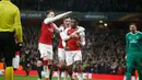 Striker Arsenal, Danny Welbeck dan rekan setimnya merayakan golnya ke gawang AC Milan pada pertandingan leg kedua 16 besar Liga Europa di Stadion Emirates, Jumat (16/3). Arsenal melenggang ke perempat final usai menang 3-1. (AP Photo/Alastair Grant)