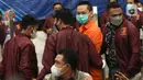 Tersangka Indra Kesuma alias Indra Kenz dihadirkan dalam jumpa pers kasus Binomo di Mabes Polri, Jakarta Selatan, Jumat (25/3/2022). Oleh penyidik Bareskrim Polri, Indra Kenz ditetapkan sebagai tersangka dugaan penipuan dan pencucian uang pada 24 Februari 2022. (Liputan6.com/Herman Zakharia)