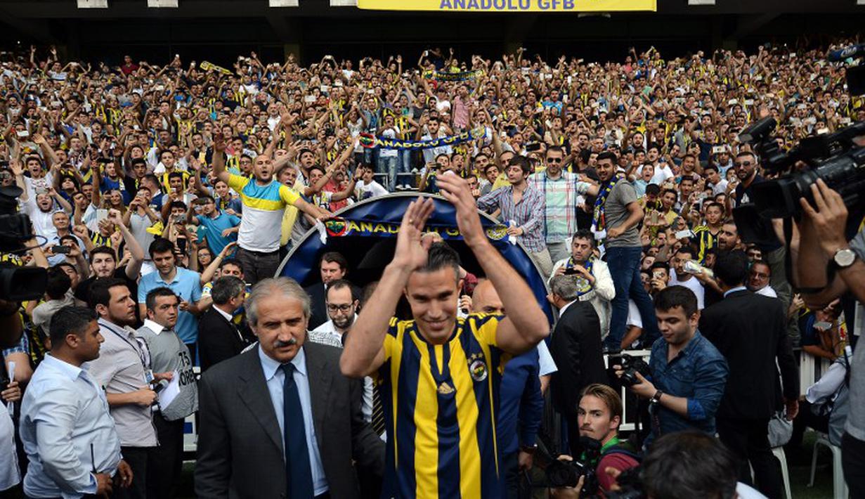 Robin van Persie mendapat sambutan hangat saat diperkenalkan secara resmi kepada publik di markas Fenerbahce, Stadion Sukru Saracoglu, Istanbul, Turki. (14/7/2015). (AFP PHOTO/OZAN KOSE)