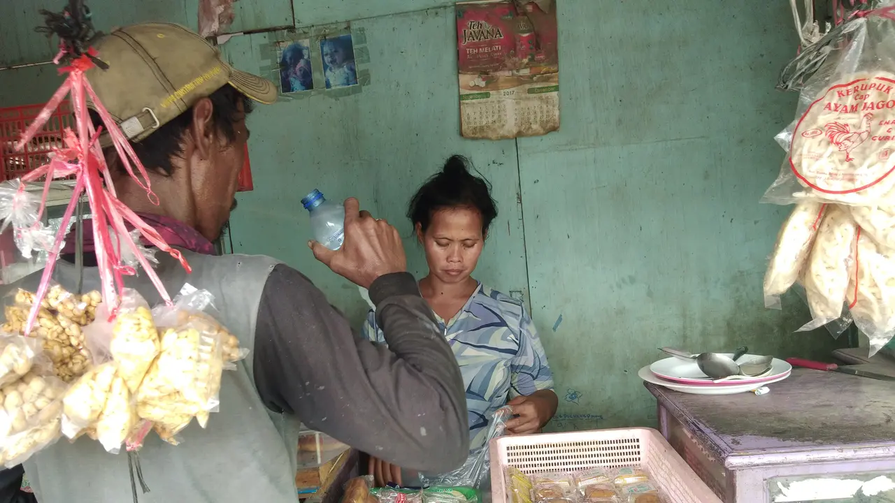 Kepungan Sampah di kali Betik Koja