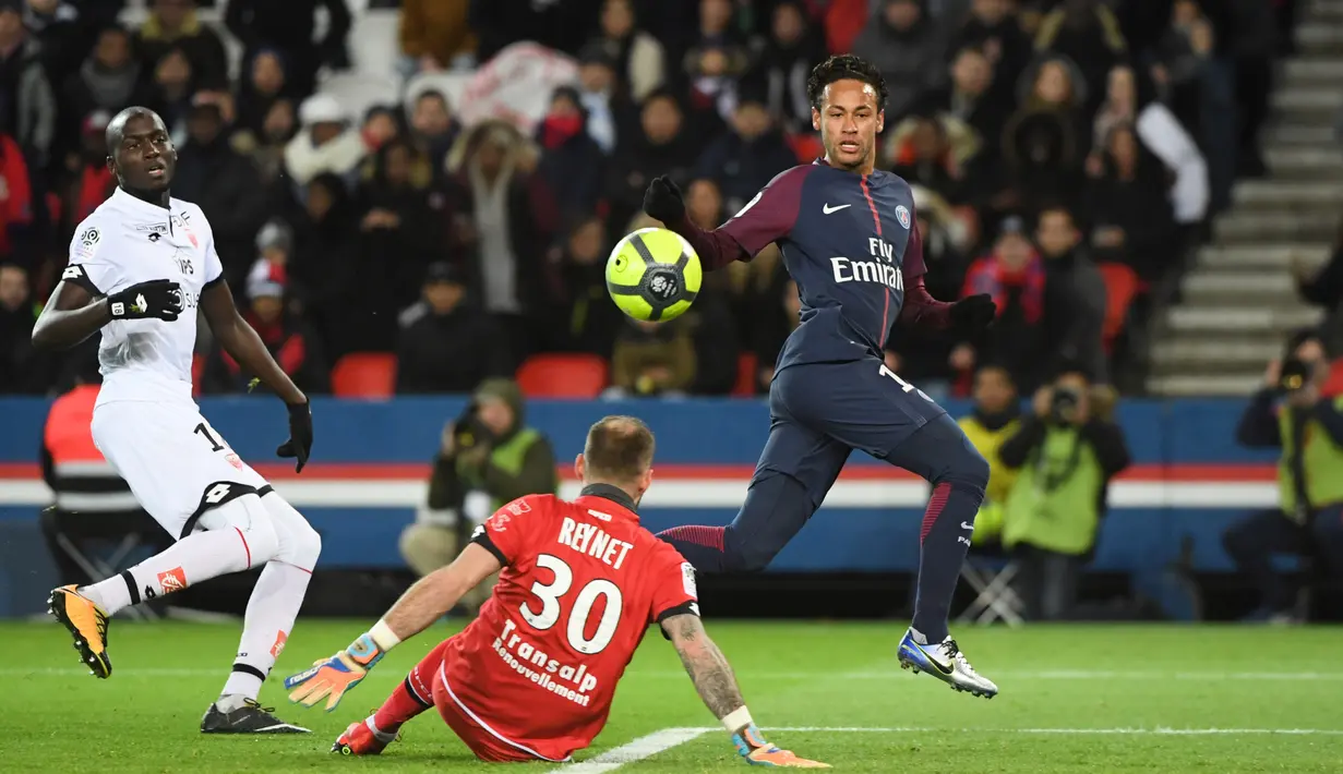 Aksi pemain PSG, Neymar (kanan) mengecoh kiper Dijon, Baptiste Reynet pada laga Ligue 1 di Parc des Princes stadium, Paris, (17/1/2018). PSG menang telak 8-0. (AFP/Christope Archambault)