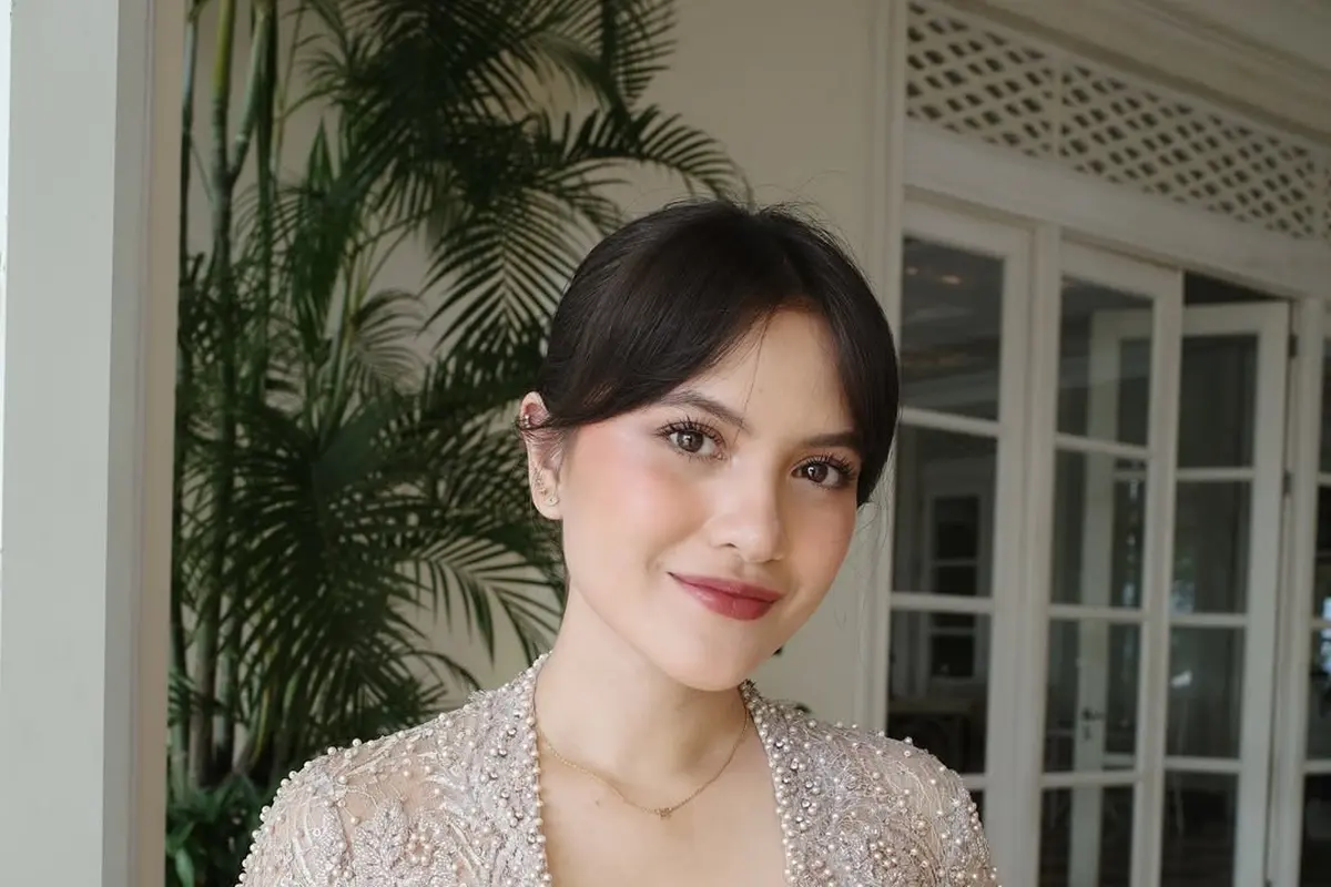 Marsha Aruan tampil menawan dengan kebaya brokat kutu baru, memancarkan keindahan khas Indonesia.