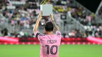 Penyerang Inter Miami asal Argentina, Lionel Messi, berpose dengan trofi MLS Golden Boot menjelang pertandingan playoff Major League Soccer (MLS) melawan Nashville SC di Chase Stadium, Fort Lauderdale, Florida, Amerika Serikat pada 24 Oktober 2025 waktu setempat atau Sabtu (25/10/2025) pagi WIB. (CHANDAN KHANNA/AFP)