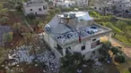 Orang-orang memeriksa rumah yang hancur setelah operasi militer AS di Atmeh, Provinsi Idlib, Suriah, 3 Februari 2022. Pasukan khusus AS melakukan serangan kontraterorisme skala besar yang menewaskan banyak orang di lokasi tersebut. (AP Photo/Ghaith Alsayed)