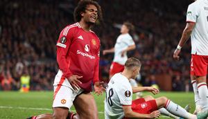 Pemain Manchester United, Joshua Zirkzee (kiri) bereaksi setelah gagal mencetak gol pada matchday 1 League Phase Liga Europa 2024/2025 melawan FC Twente di Stadion Old Trafford, Manchester, Rabu 25 September 2024 atau Kamis (26/9/2024) dini hari WIB. (Darren Staples/AFP)